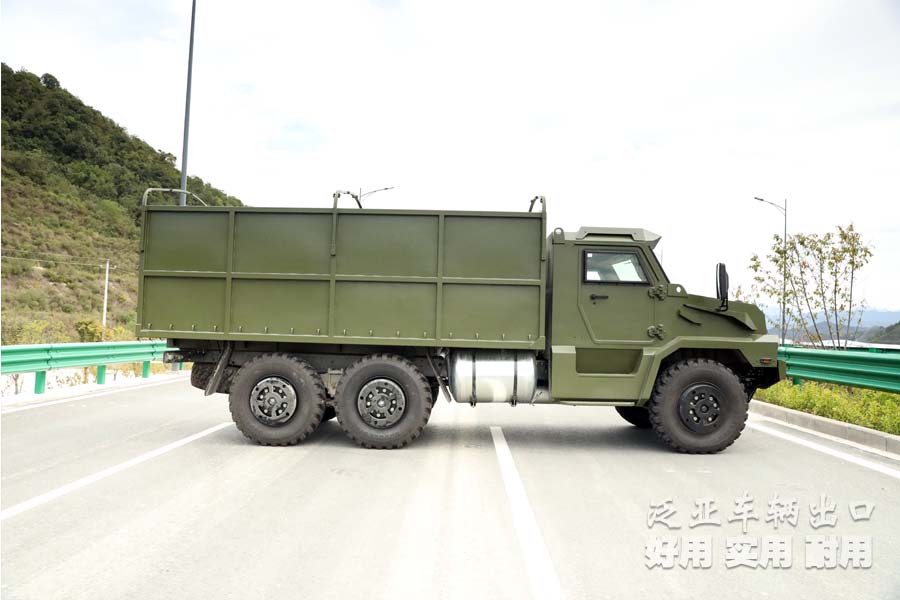 东风六驱卡车，东风装甲车，六驱装甲车，军用装甲车，装甲车出口，越野专用车，六驱越野卡车，装甲车定制