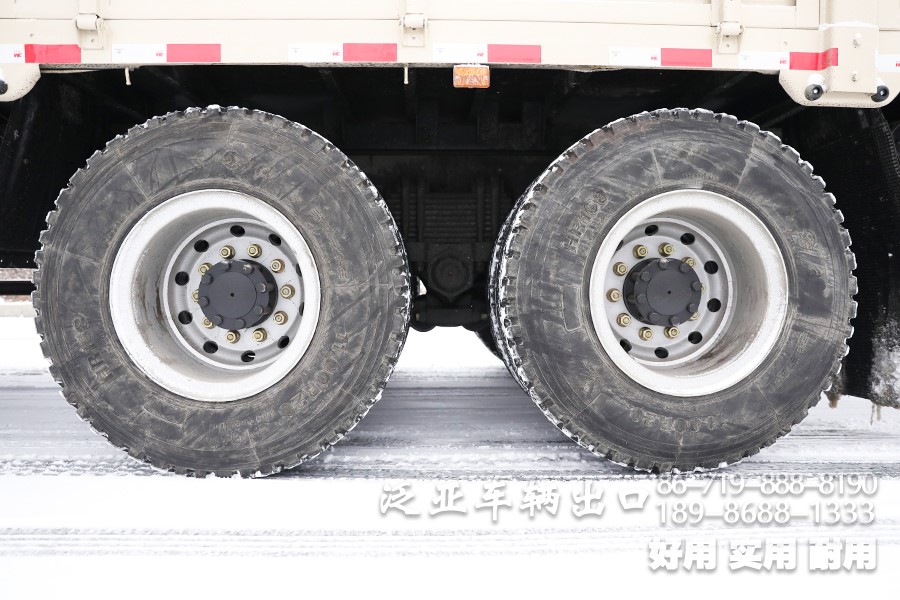 东风8x4仓栅车，东风平头一排半驾驶室，东风重型仓栅车，东风大承载力越野卡车，东风十二档变速卡车，东风420L油箱，仓栅运输车，大马力卡车