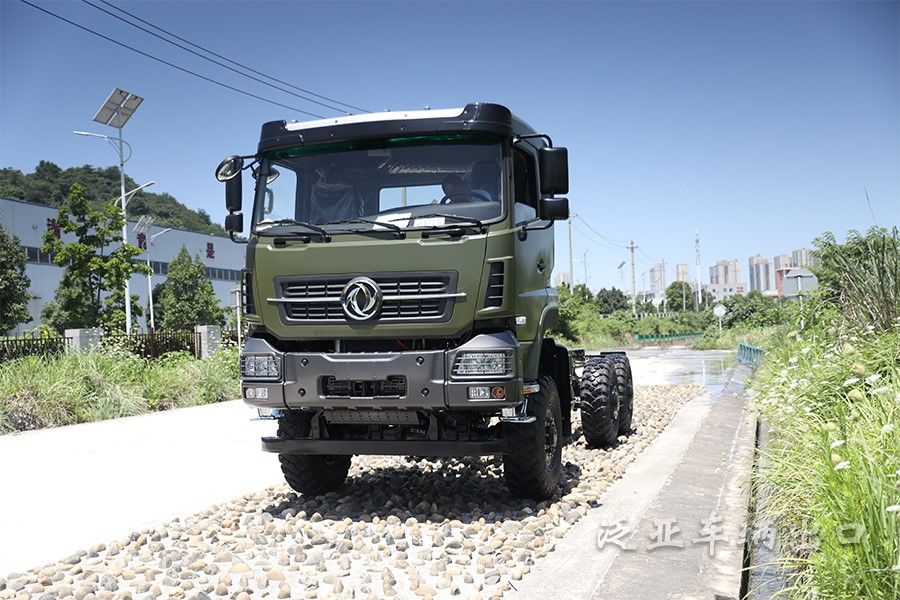<strong>东风六驱6x6全驱大力神越野专用车底盘</strong>