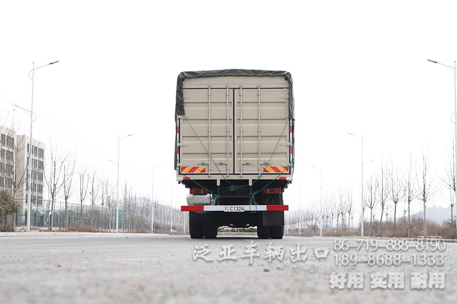 东风8x8，大马力仓栅车整车，450马力，手动十档越野专用运输车